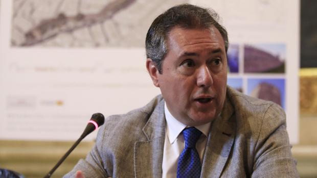 Juan Espadas anunciando medidas especiales de seguridad