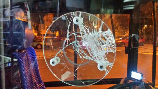 Así terminó la mampara de protección del conductor.