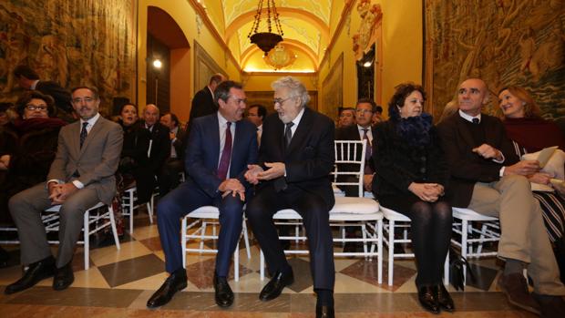 Juan Espadas junto a Plácido Domingo en el salón de los tapices del Real Alcázar