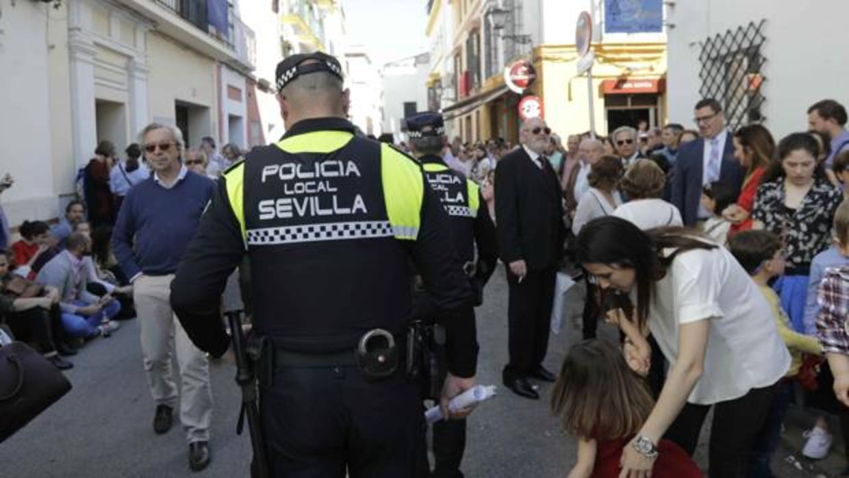 Dispositivo Especial De La Policía Local En La Semana Santa De Sevilla 