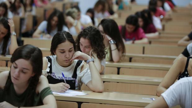 Alumnas examinándose en la Facultad de Derecho
