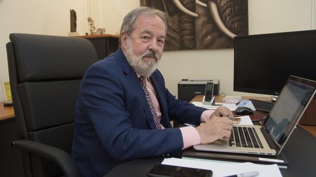 El pediatra Alfonso Carmona está especializado en vacunas