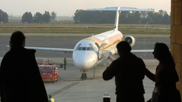 Pasajeros observan la pista de vuelo de San Pablo
