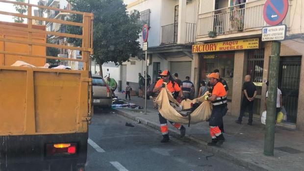Efectivos de Lipasam recogiendo diversos residuos en las calles de la ciudad