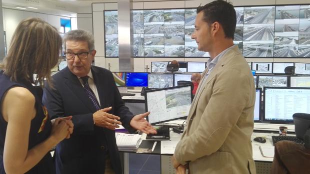 El subdelegado del Gobierno en Sevilla, Carlos Toscano, en su visita al Centro de Gestión de Tráfico