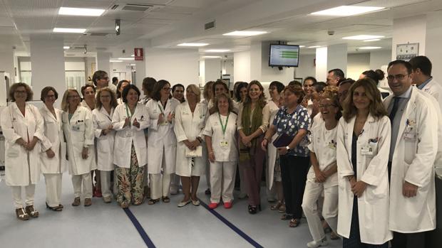 La consejera en el laboratorio del Virgen Macarena con el personal sanitario