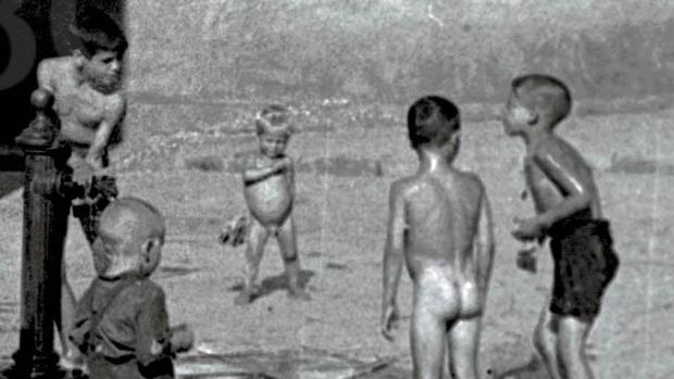 Niños refrescándose en la calle Pagés del Corro