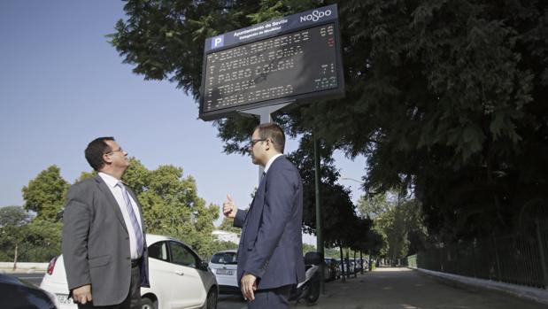 El concejal Juan Carlos Cabrera, junto a uno de los paneles