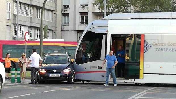 El travía ha colisionado con la puerta del conductor del coche