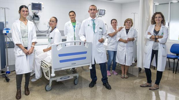 El doctor Emilio Franco, la neurologa Silvia Rodrigo, Andrea Luque, Rosario Mesones, Antonio Cervera, Rocío Cidoncha y Lucía Jiménez