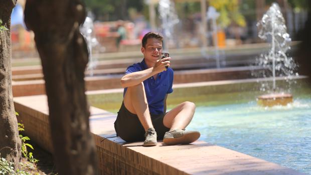 Un joven junto a una fuente en Sevilla