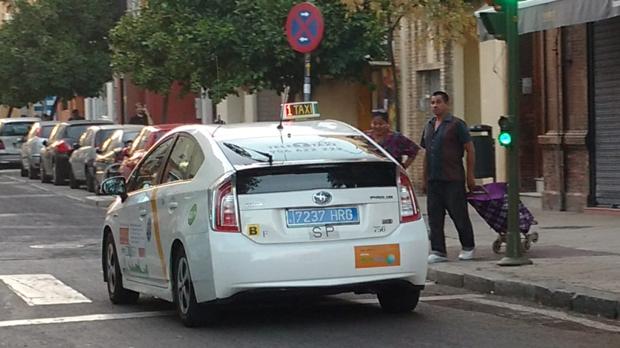 Una de las nuevas matrículas traseras de los taxis