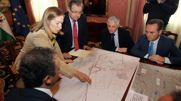 Ana Pastor y Juan Ignacio Zoido, con los planos de San Nicolás Oeste tras aprobarse su desarrollo en 2013