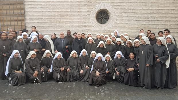 El arzobispo de Sevilla con la comunidad de Peregrinas de la Eucaristía este miércoles en Écija