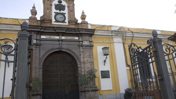 Entrada a la Fábrica de Artillería de Sevilla, que dejó de prestar servicio en los noventa