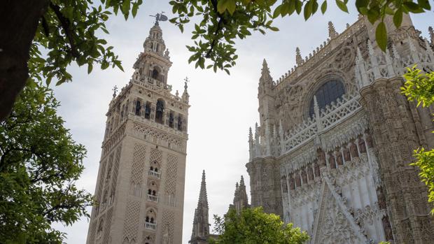La Giralda de Sevilla y la Puerta de la Concepción de la Catedral