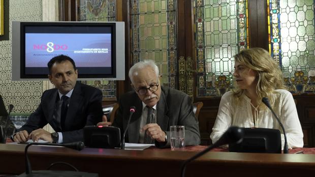 Joaquín Castillo presenta los presupuestos con José Miguel Herrera y Eva Vidal