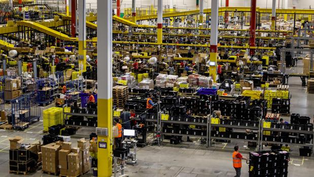 Interior de uno de los almacenes de Amazon en España