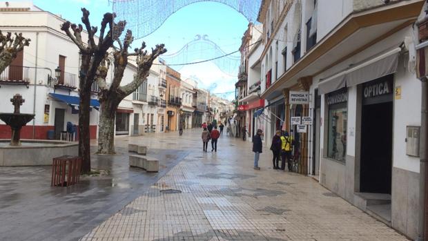 Calle Mesones, en Constantina, con apenas viandantes durante la mañana