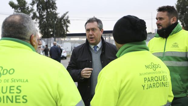 Juan Espadas, con operarios de Parques y Jardines
