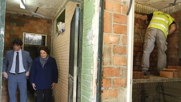 Guevara y Castreño en el antiguo edificio de aseos, actualmente en recuperación