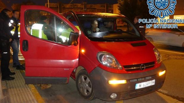 Momento de la intervención de la Policía que consiguió liberar al joven que iba en esa furgoneta