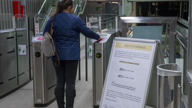 Una usuaria accede al servicio durante una jornada de huelga