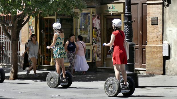 Usuarios de «segways», en el Centro de Sevilla