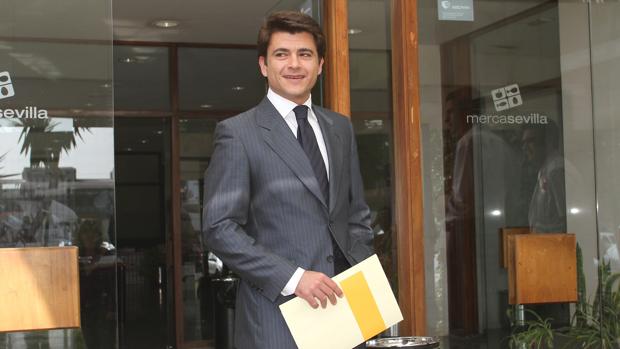 Beltrán Pérez, en la puerta de Mercasevilla el día en que Monteseirín lo expulsó de su consejo