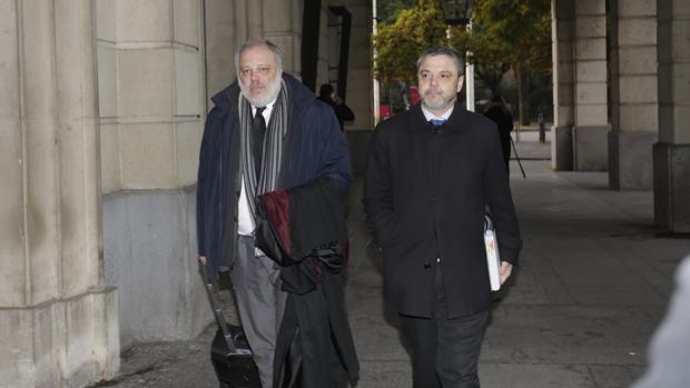 Fernando Mellet, llegando a los juzgados con su abogado