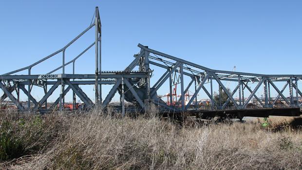 El puente de Alfonso XIII, almacenado en la dársena del Batán