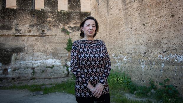 Magdalena Valor junto a las murallas de Sevilla
