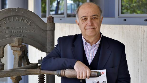 Manuel Capelo junto a una prensa de plomo en la puerta de la Casa de ABC