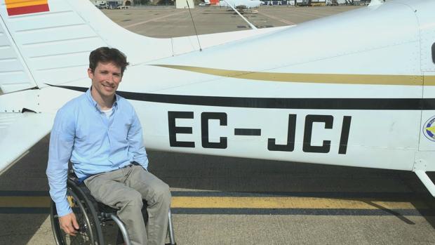 José Luis de Augusto junto al avión que ahora pilota