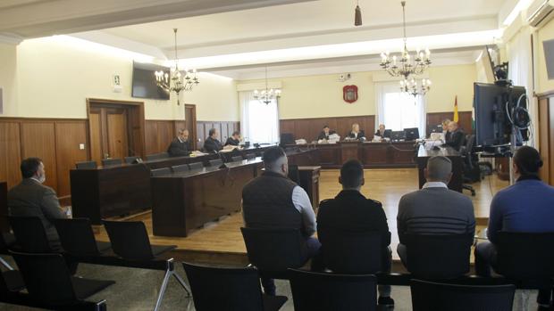 Villegas, a la izquierda, y los otro cuatro acusados en el banquillo poco antes de que arranque el juicio