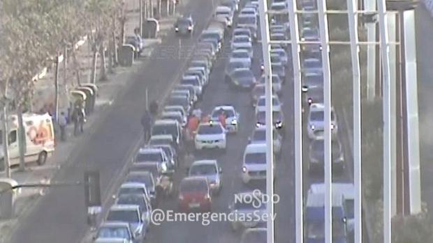 Emergencias atendiendo al afectado en la calle Torneo