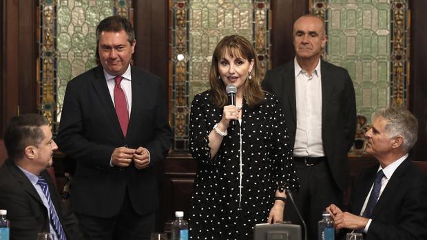 Juan Espadas y Gloria Guevara, en el acto del Ayuntamiento