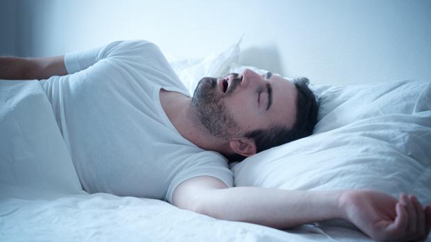 Un hombre duerme plácidamente