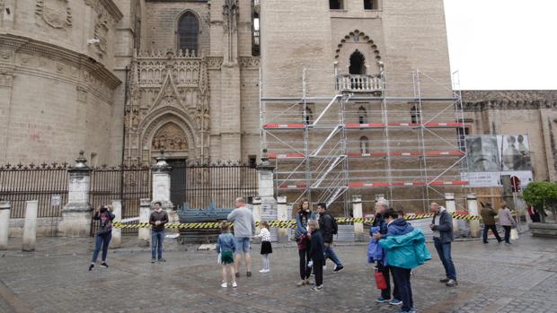 La cara este de la Giralda, con andamios, para su restauración