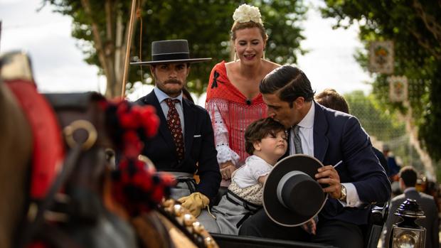 Una familia disfruta del paseo de caballos