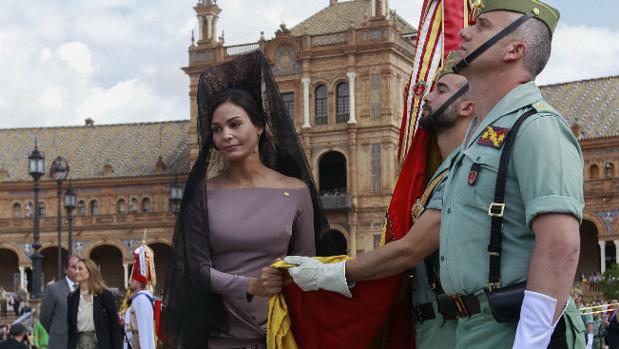 La modelo Inés Sastre en la jura de bandera de 2017, que también se celebró en la Plaza de España