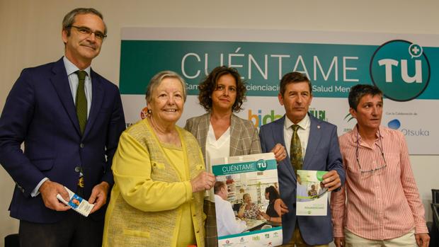 De izquierda a derecha, el vicepresidente del CACOF, Ernesto Cervilla; la actriz María Galiana; la viceconsejera de Salud y Familias de la Junta de Andalucía, Catalina García; el presidente de Feafes Andalucía Salud Mental, Manuel Movilla; y la presidenta de la Asociación Andaluza de Profesionales de Salud Mental, Mercedes Castro.