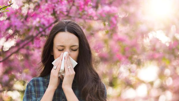 Una mujer, afectada por una alergia