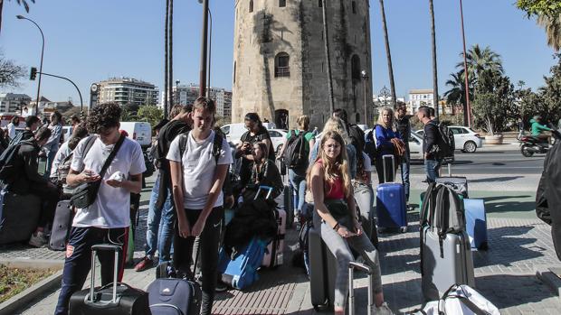 Turistas en el entorno de la Torre del Oro