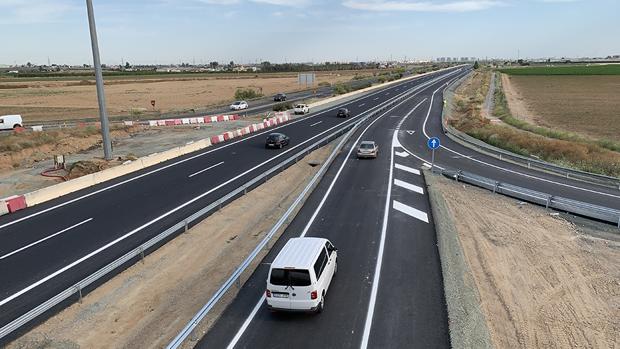 Vehículos en los ramales de entrada al Acceso Norte a Sevilla desde La Rinconada y San José