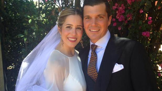 Los novios, exultantes tras la ceremonia, celebrada en la iglesia de San Jorge del Hospital de la Santa Caridad