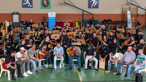 Internos participantes en el taller tocaron este viernes con músicos de la Sinfónica de Sevilla
