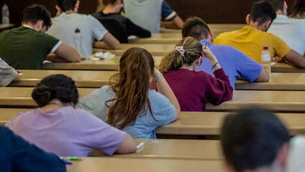 Estudiantes en pleno examen de Selectividad