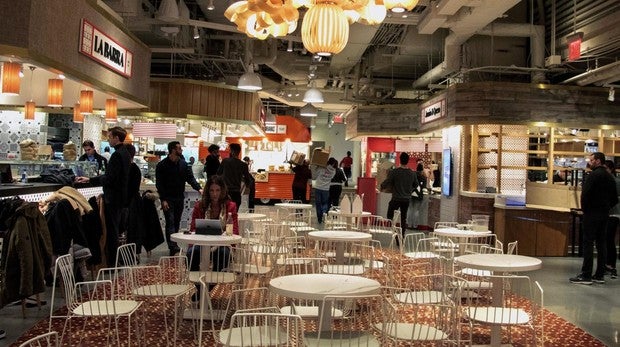 Varias personas visitan el proyecto de José Andrés y Albert Adrià, el «Mercado Little Spain» en Nueva York