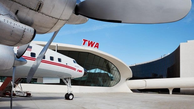 Fotografía cedida por TWA Hotel, que toma su nombre de la extinta Trans World Airlines, donde se muestra un avión Connie transformado en un salón de cócteles estacionado en el exterior del espacio situado junto a la terminal 5 del aeropuerto John F. Kennedy de Nueva York